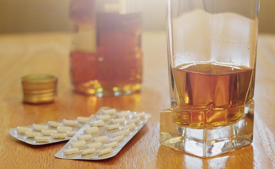 mix antidepressants and alcohol