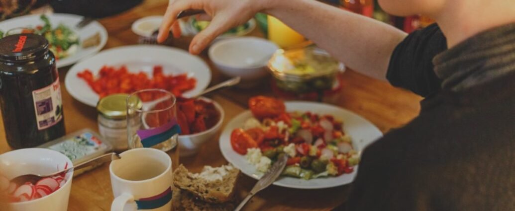 6 tips for eating healthy away from home