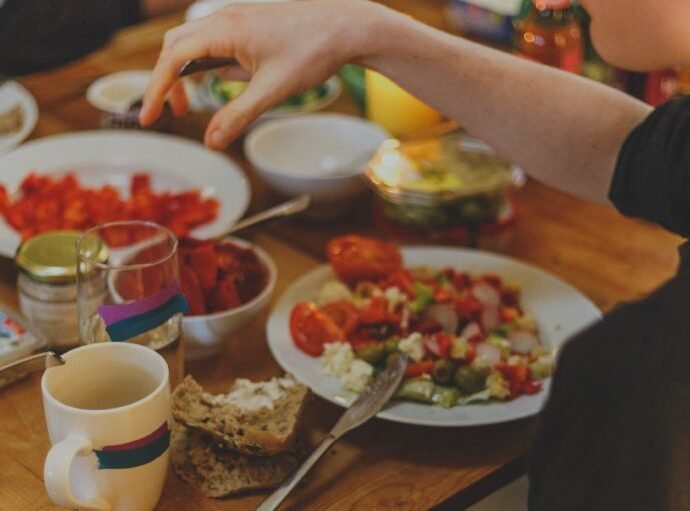 6 tips for eating healthy away from home