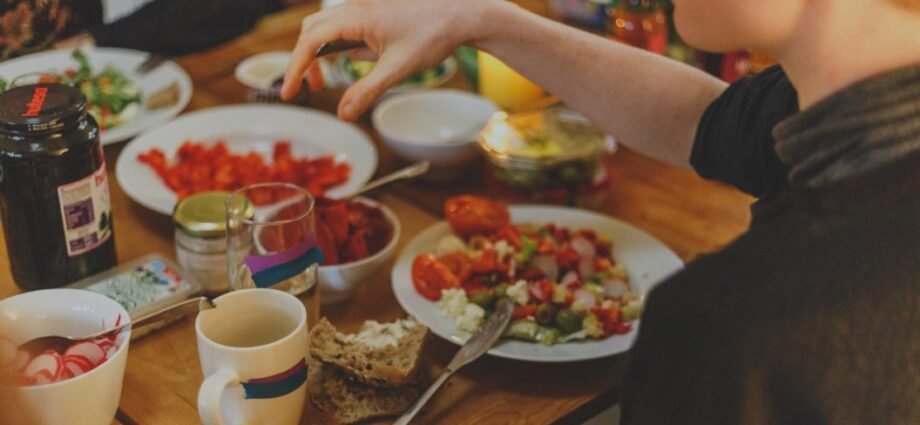 6 tips for eating healthy away from home