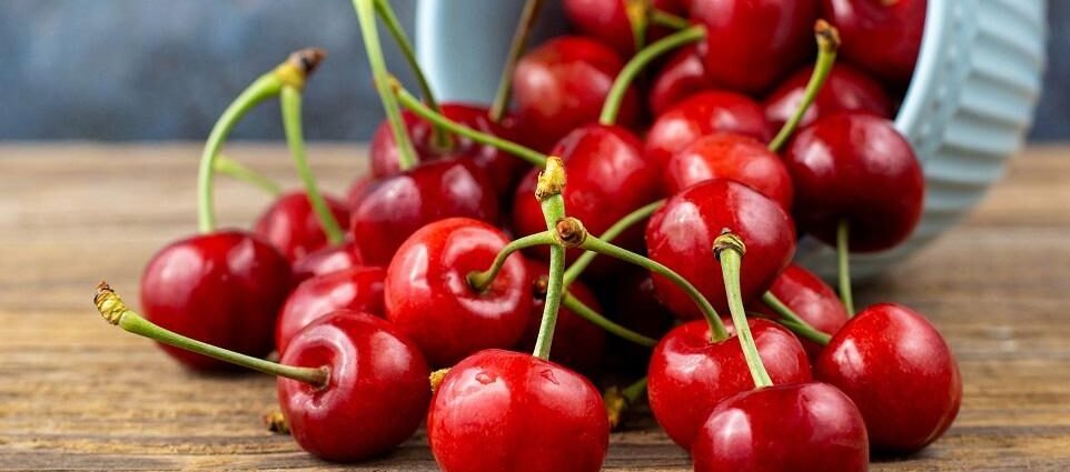 Red fruits, the secret to slowing aging and preventing cardiovascular disease