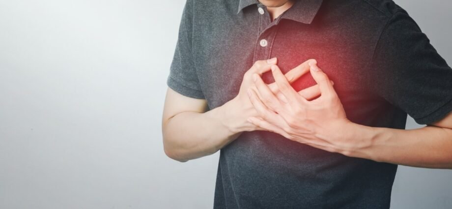 The substance in blood that helps distinguish between myocarditis and acute infarction